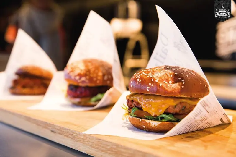 Smaakmakers BBQ Foodtruck, BBQ-foodtruck uit Antwerpen, te huur via Feestkarhuren.nl