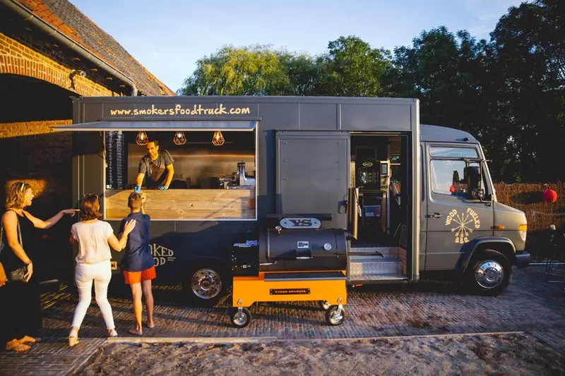 Smokers Food Truck, BBQ-foodtruck uit Antwerpen, te huur via Feestkarhuren.nl