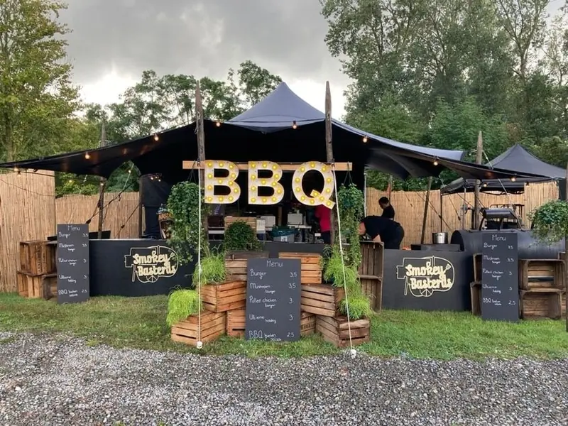 Smokey Basterds BBQ Catering, BBQ-foodtruck uit Gelderland, te huur via Feestkarhuren.nl