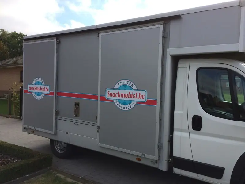 SNACKMOBIEL.BE Mobiel frituur / hamburger foodtruck, burgertruck uit Antwerpen, te huur via Feestkarhuren.nl
