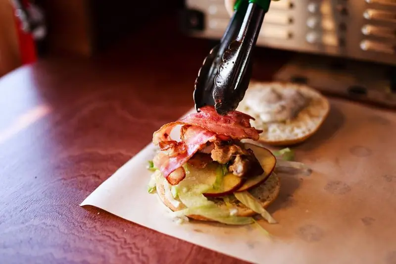 Spithouse, BBQ-foodtruck, te huur via Feestkarhuren.nl
