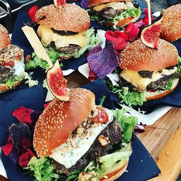 STACKS Burger Kitchen, burgertruck, te huur via Feestkarhuren.nl