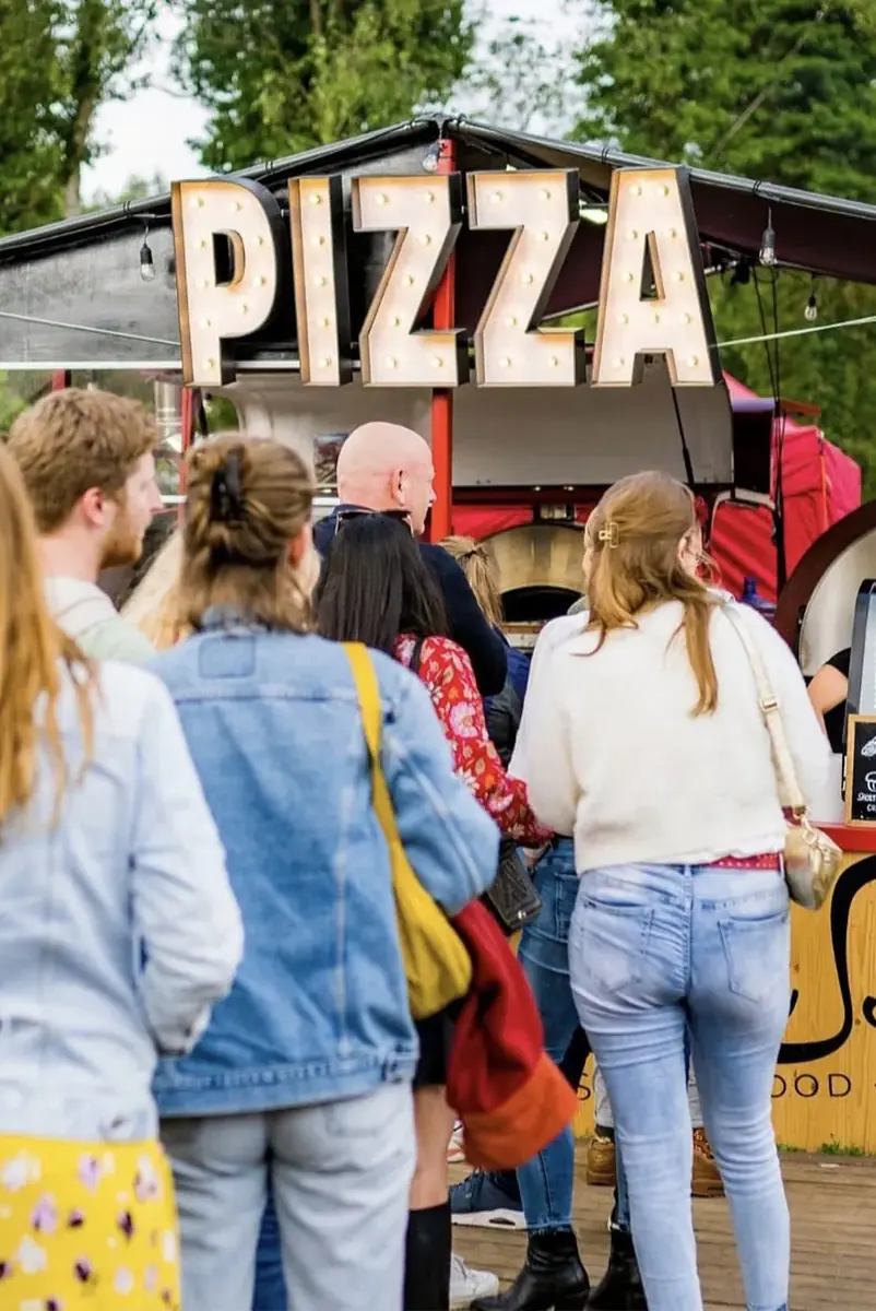 Gasten bij de pizzatruck van Stilesud, te huur via Feestkarhuren.nl