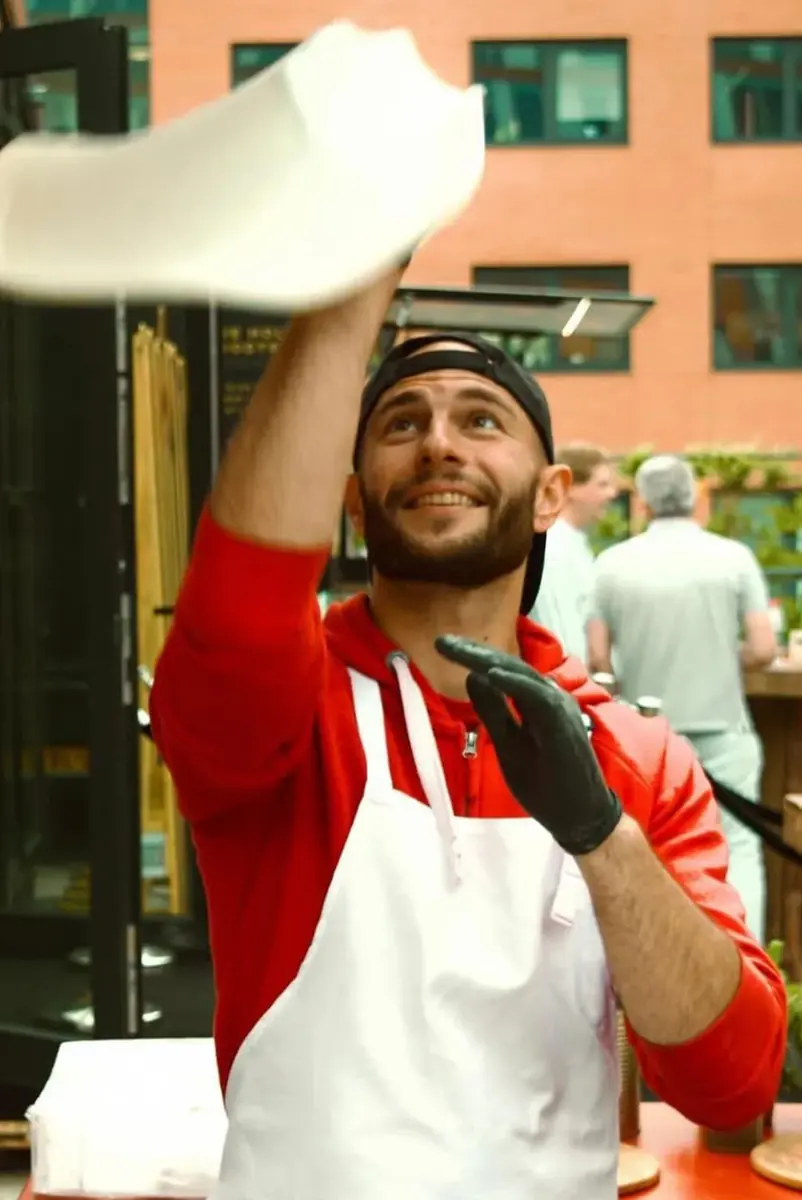 De pizzaiolo aan het werk