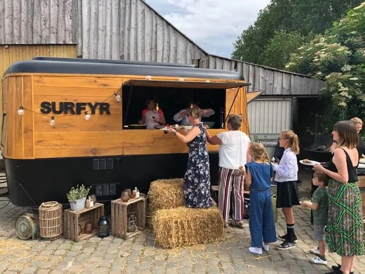 Surfyr Foodtruck, BBQ-foodtruck uit Oost-Vlaanderen, te huur via Feestkarhuren.nl