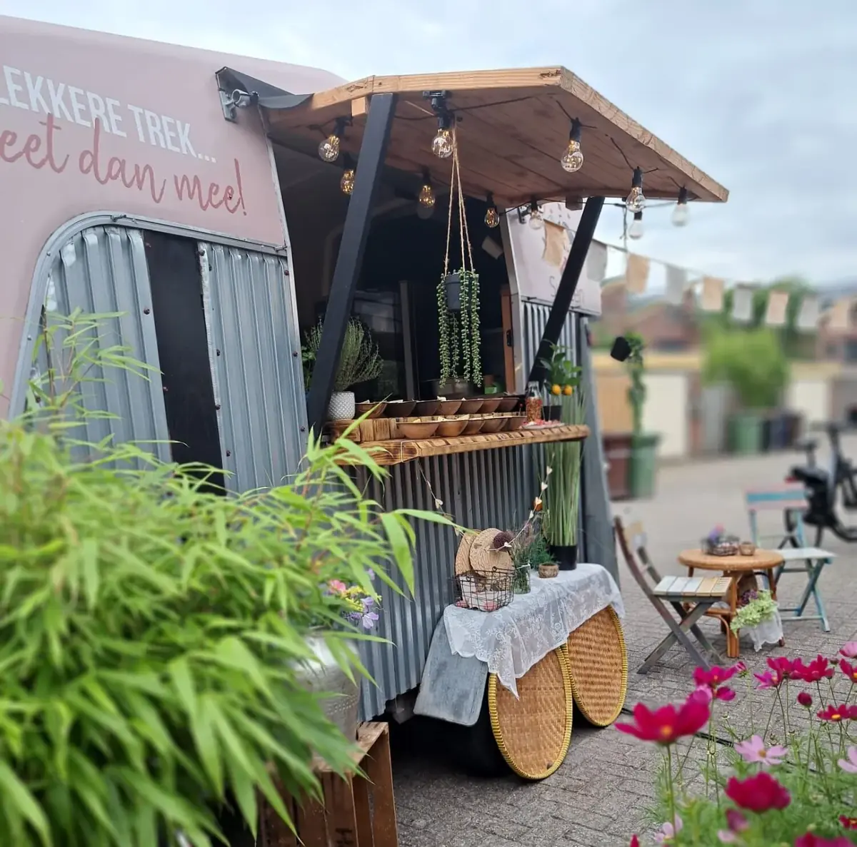 De foodtruck van Suzzen met buffet
