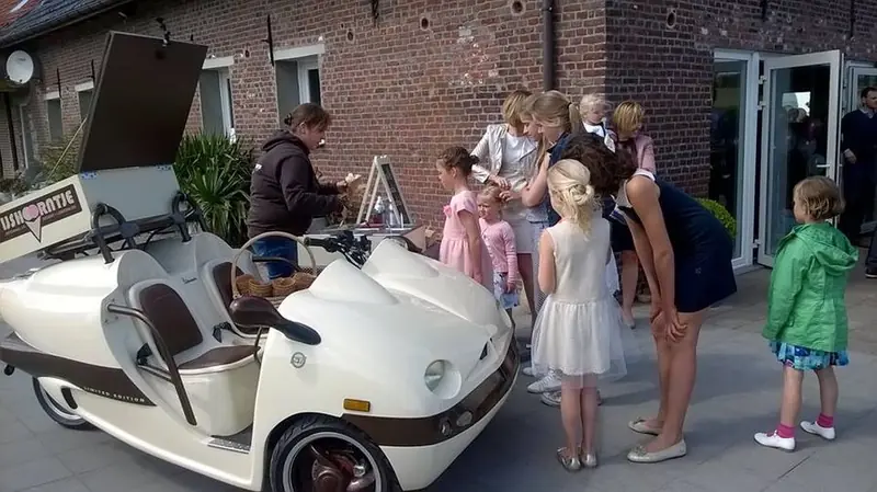 t IJSHOORNTJE, ijsfoodtruck uit Oost-Vlaanderen, te huur via Feestkarhuren.nl