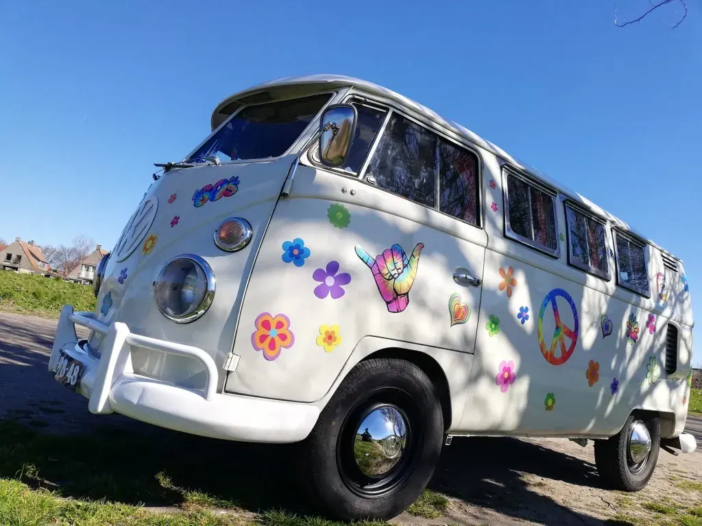 De Volkswagen T1 spijlbus van ’t Je van het Loket