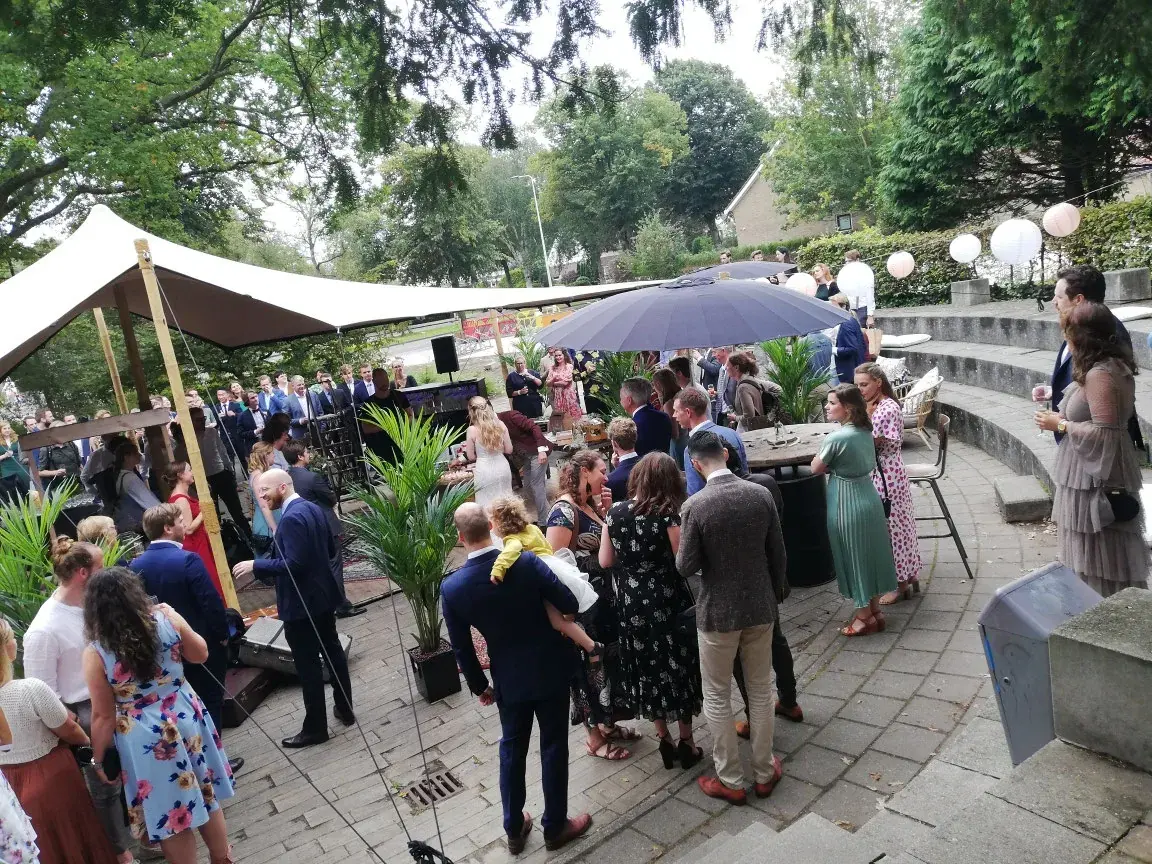 Gasten bij de foodtruck van ’t Je van het Loket