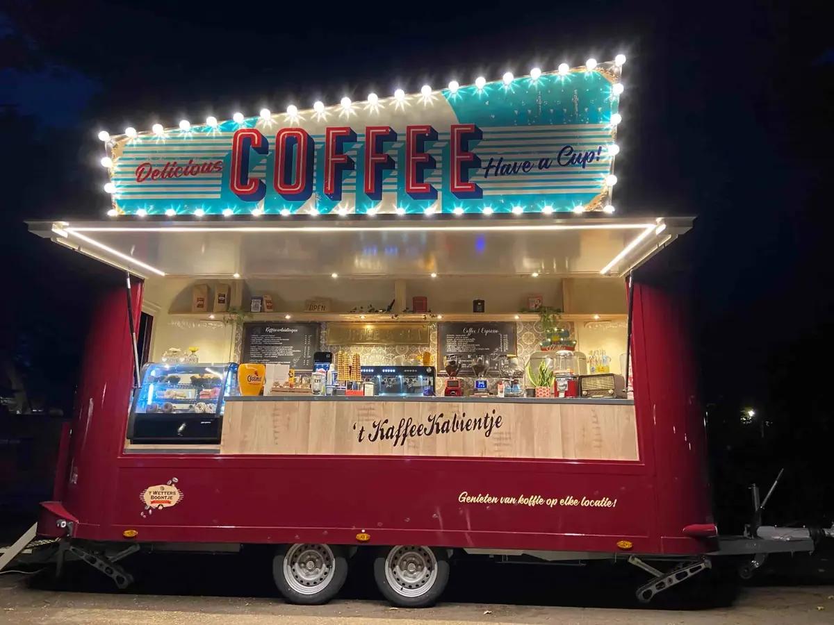 De retro koffietrailer van 't KaffeeKabientje, te huur via Feestkarhuren.nl