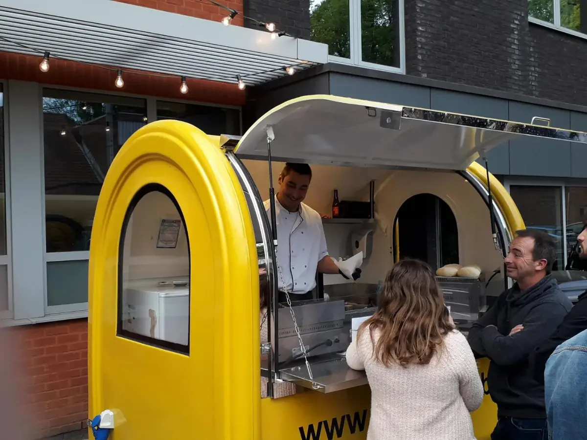 De gele foodtrailer van 't Kombuis, te huur via Feestkarhuren.nl