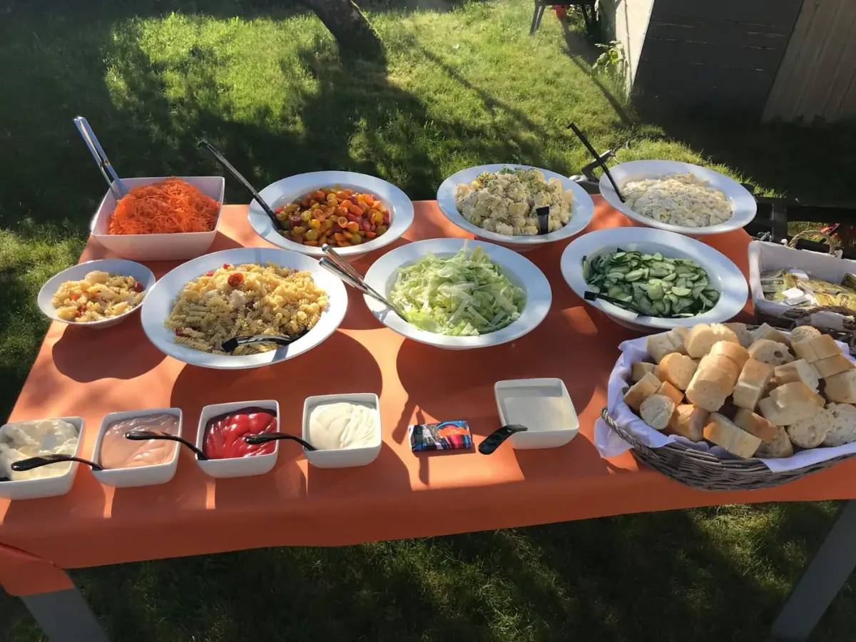 Buffet met groenten en slaatjes