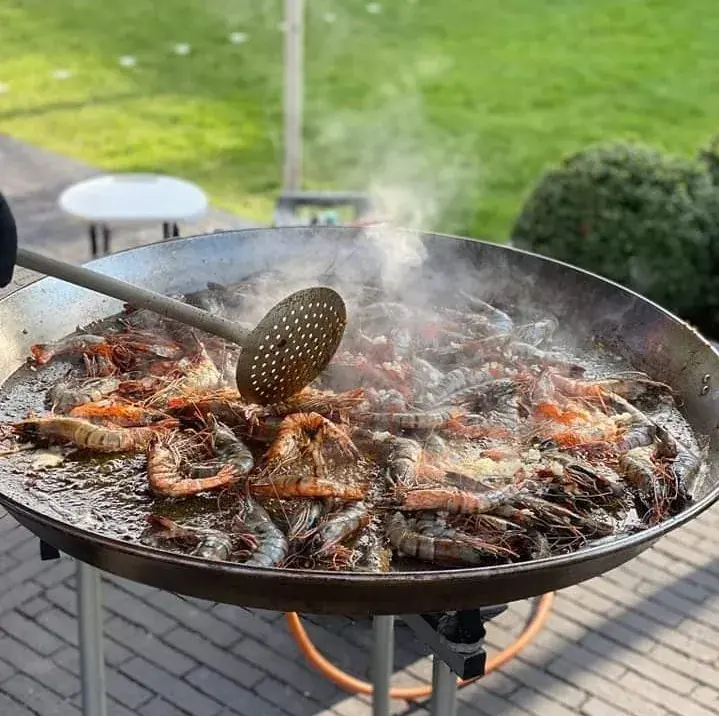 Paella in de grote pan