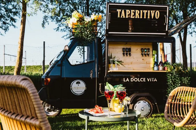 Taperitivo, mobiele cocktailbar uit Zeeland, te huur via Feestkarhuren.nl