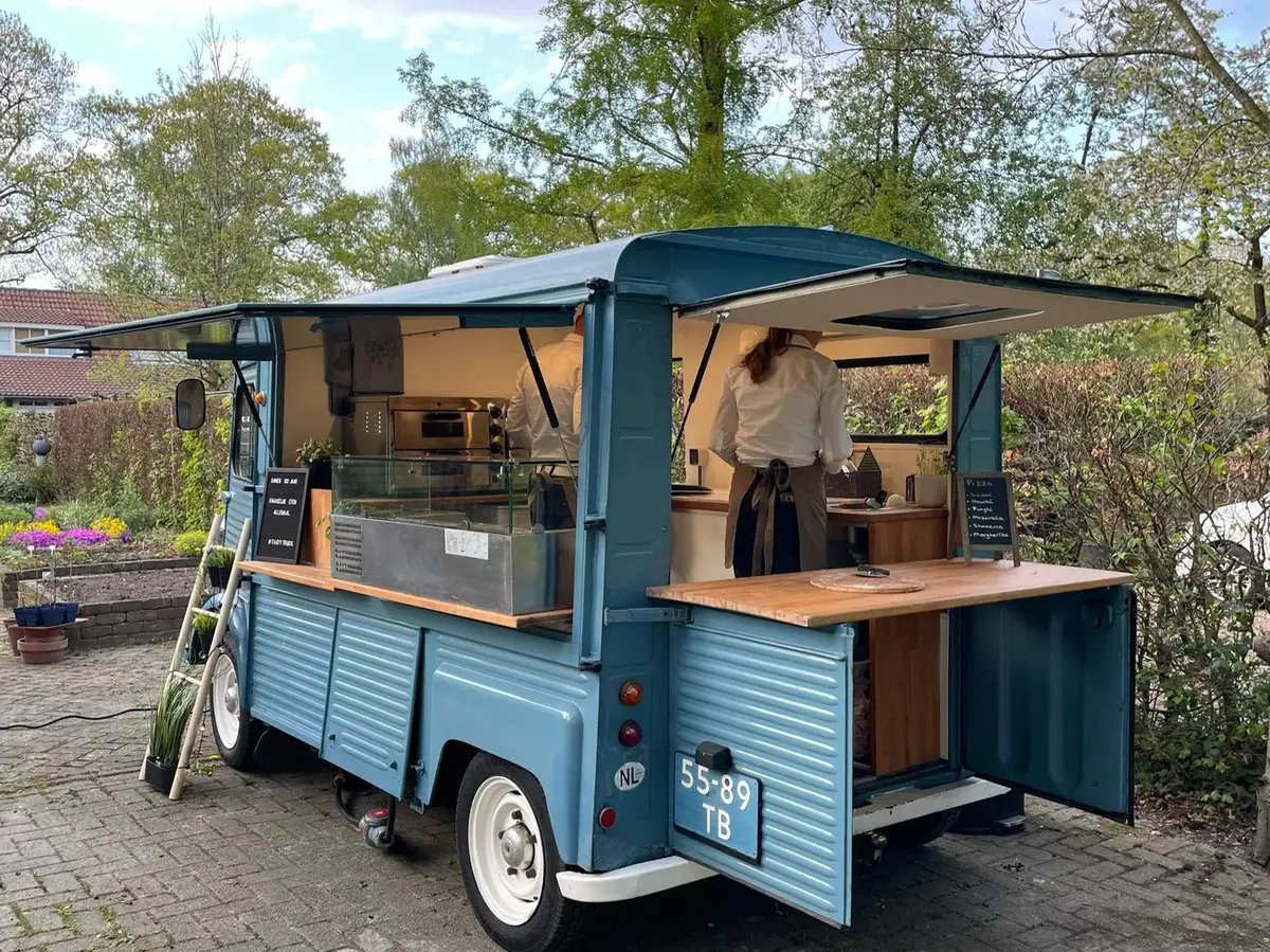 De Tasty Truck met open luik