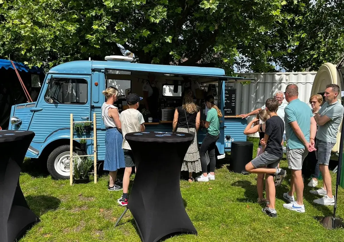 Gasten bij de Tasty Truck en de blauwe trailer