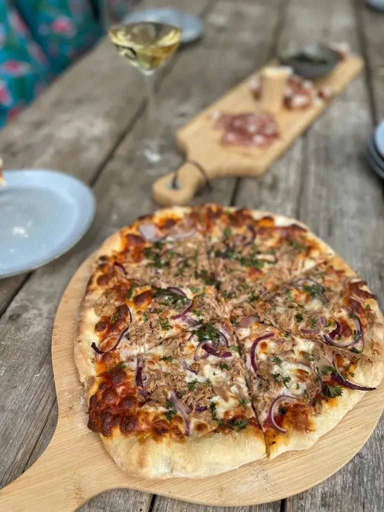 Een versgebakken pizza van Tasty Truck