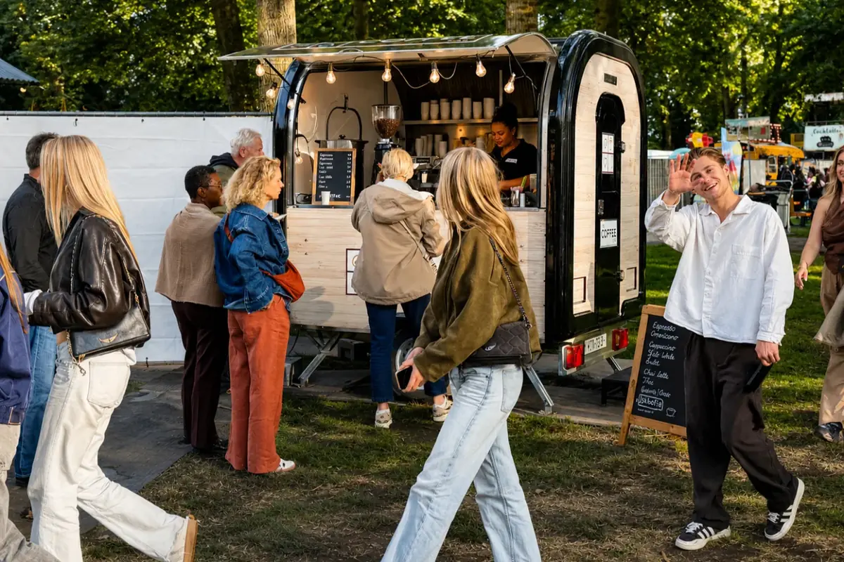 Gasten bij de koffietrailer van The Coffee Car