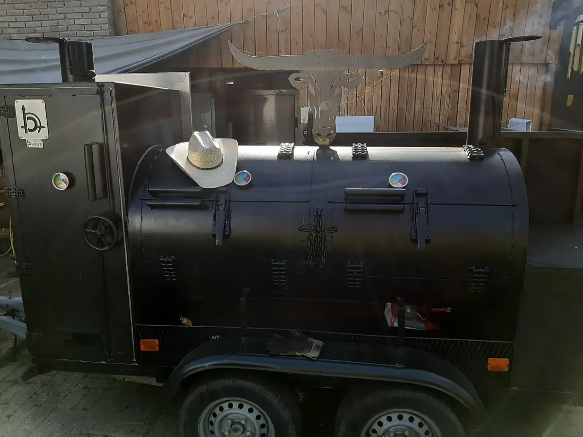 De smoker-trailer van The Longhorn BBQ Crew, te huur via Feestkarhuren.nl