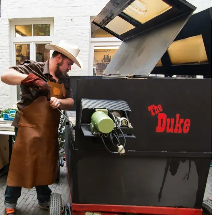Lino aan de smoker