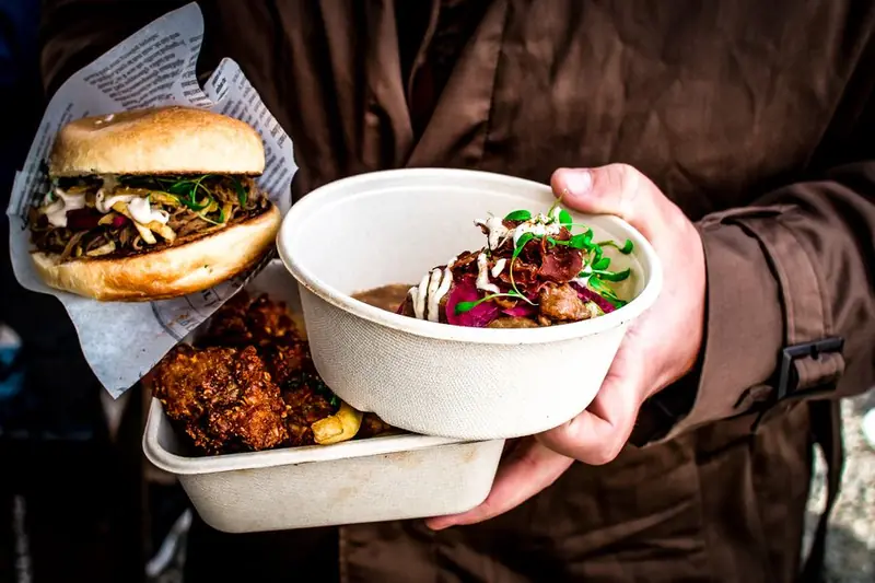 The Messy Chef(s), foodtruck voor kip, te huur via Feestkarhuren.nl