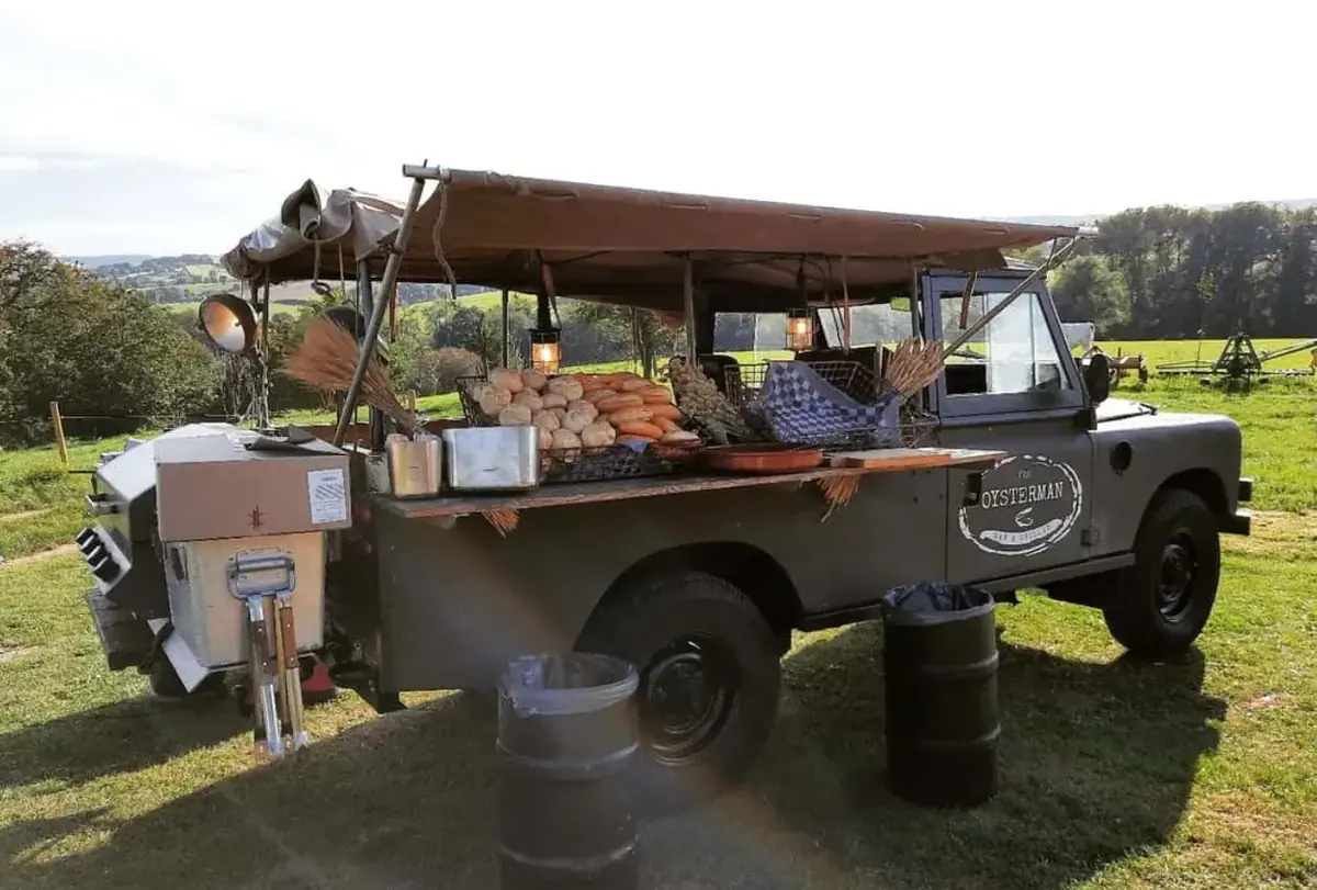 De Land Rover-foodtruck van The Oysterman met luifel, te huur via Feestkarhuren.nl
