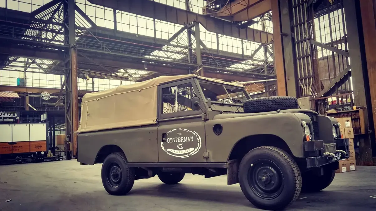 De Land Rover 109 van The Oysterman