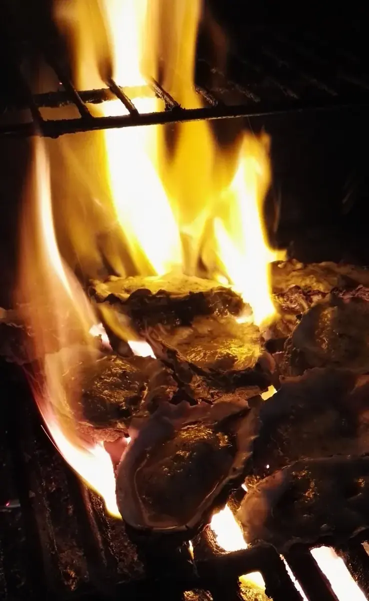 Een gegrilde oester in de vlammen