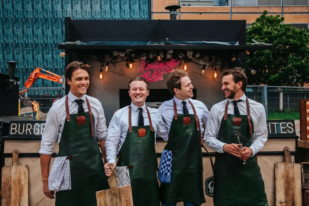Het team van The Real Gentlemen voor de truck, te huur via Feestkarhuren.nl