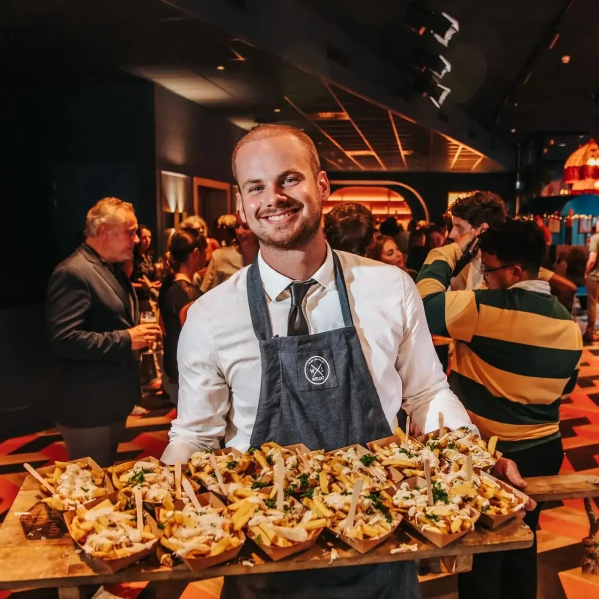 Een gentleman serveert eten op een feest