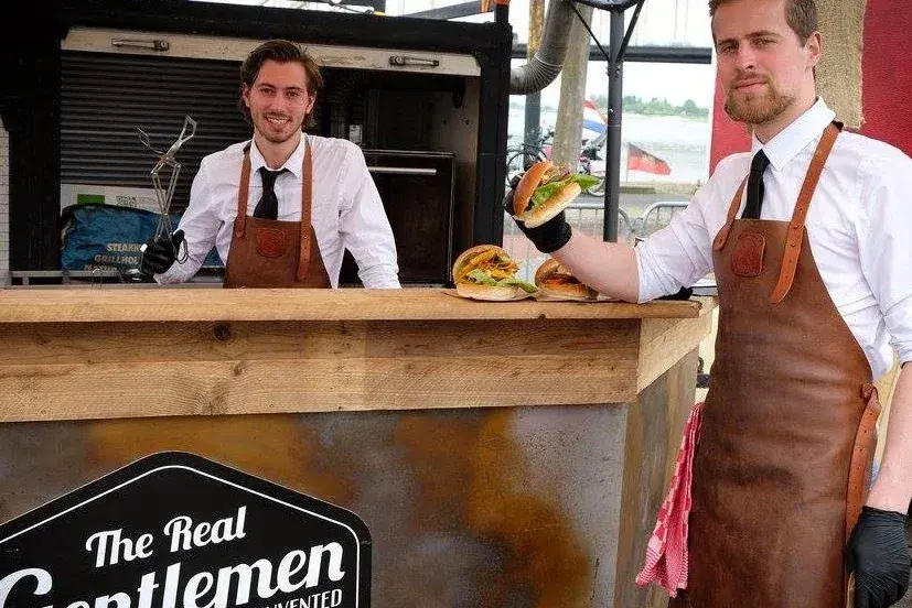 Twee gentlemen achter de houten toog