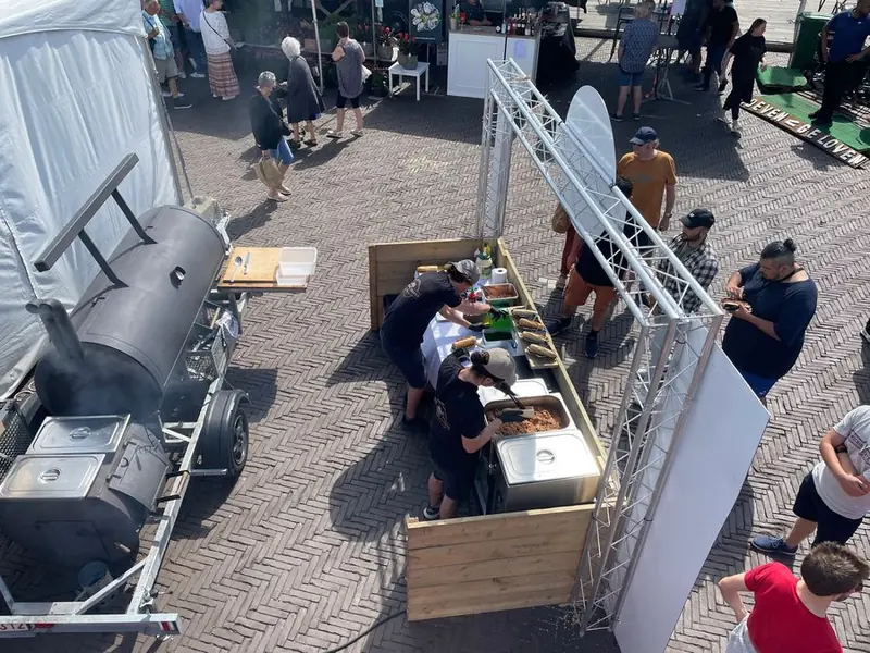 The rebel smoker, BBQ-foodtruck uit Antwerpen, te huur via Feestkarhuren.nl
