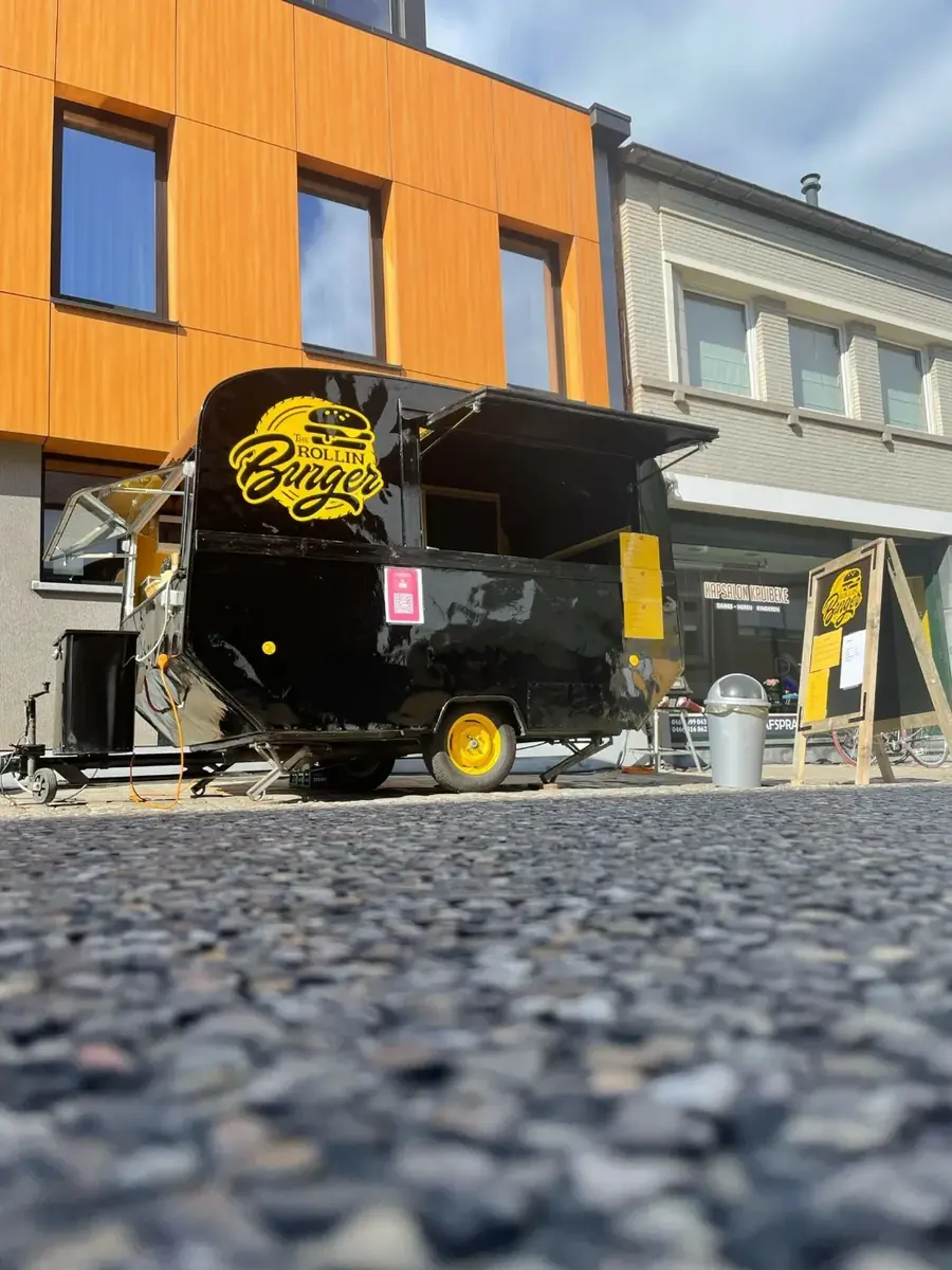 De zwarte foodtruck van The Rollin'Burger op straat