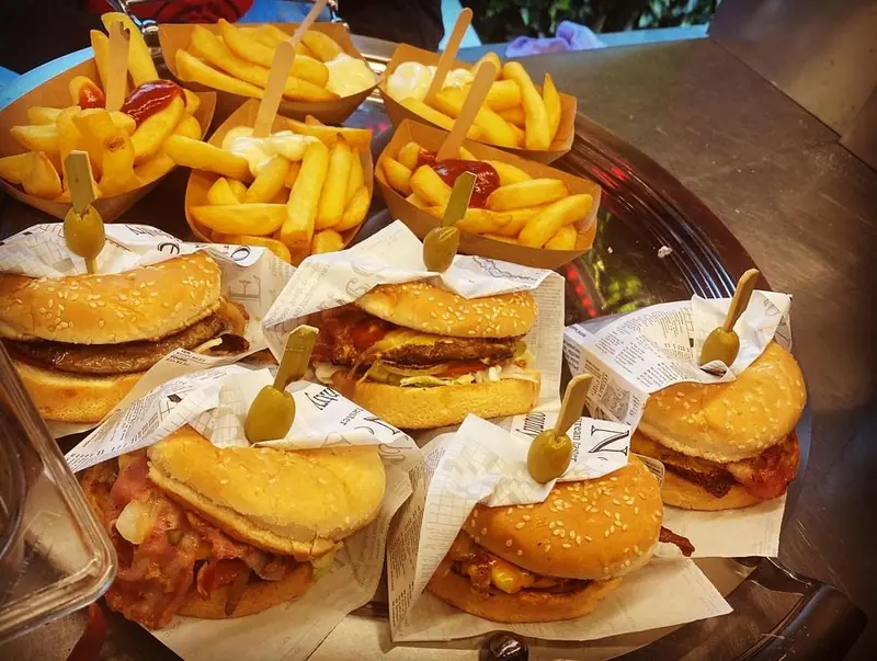 Traveling Kitchen foodtruck, pastafoodtruck uit Antwerpen, te huur via Feestkarhuren.nl
