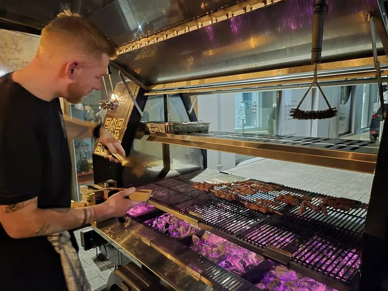 T's Flaming BBQ / T's American Streetfood, BBQ-foodtruck uit Oost-Vlaanderen, te huur via Feestkarhuren.nl