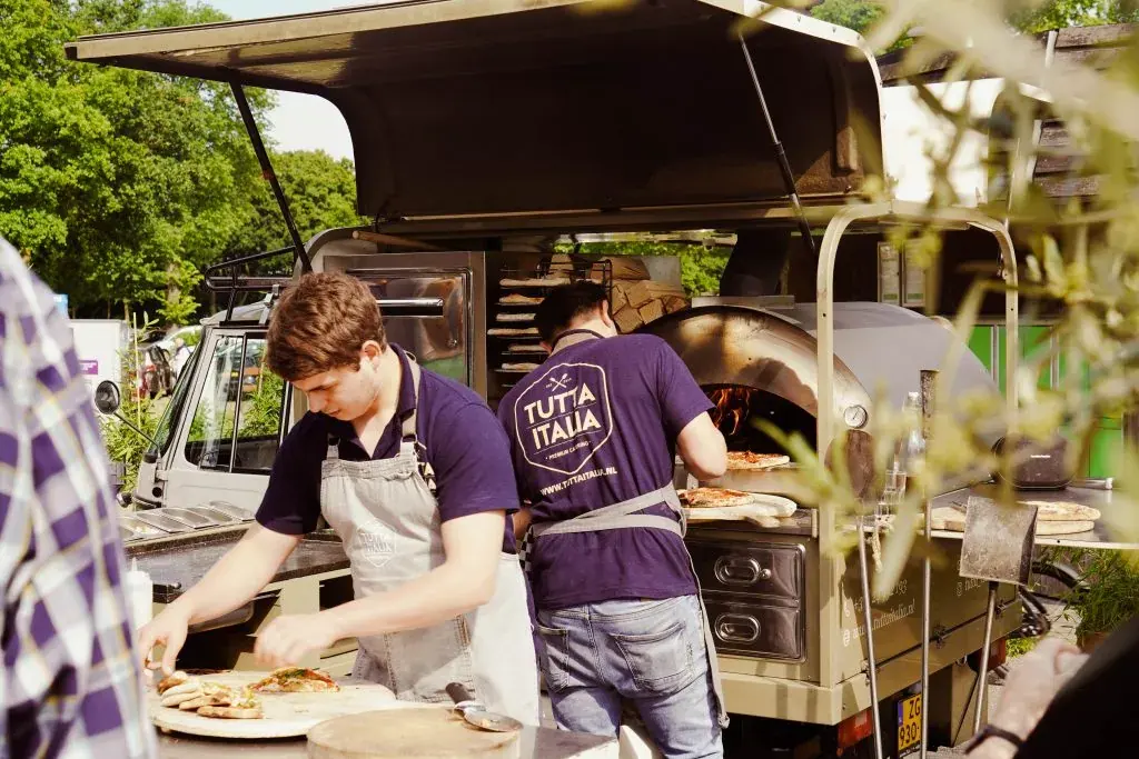 Pizzabakkers van Tutta Italia aan het werk bij de truck