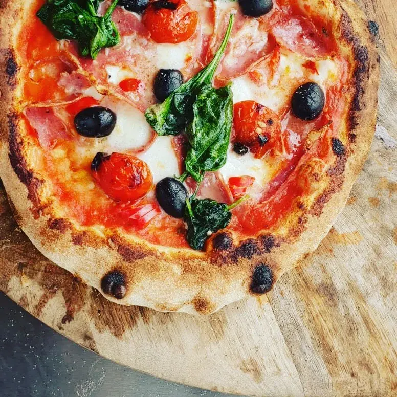 Een houtovenpizza van Tutta Italia