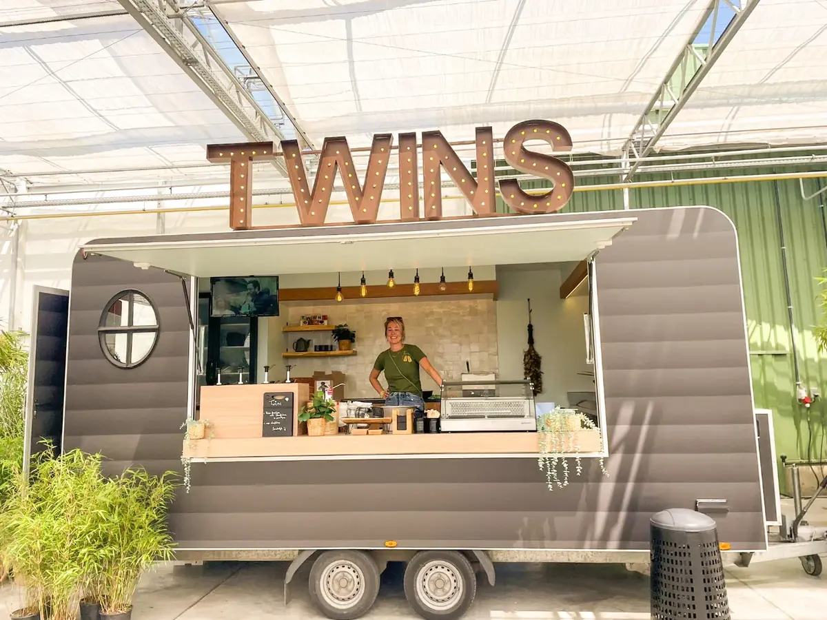 De foodtruck van Twins, te huur via Feestkarhuren.nl