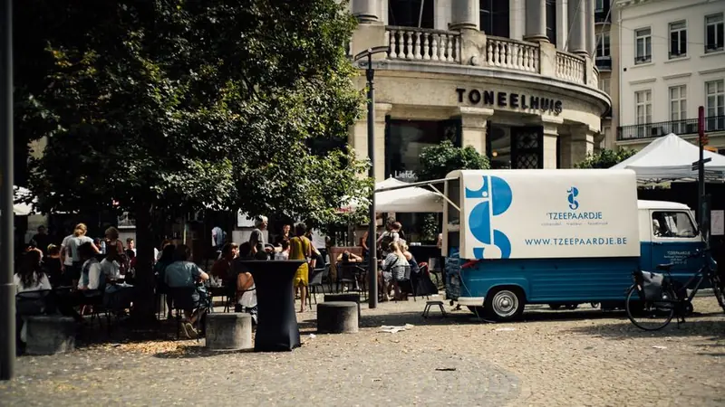 Tzeepaardje, DJ-booth op wielen uit Antwerpen, te huur via Feestkarhuren.nl