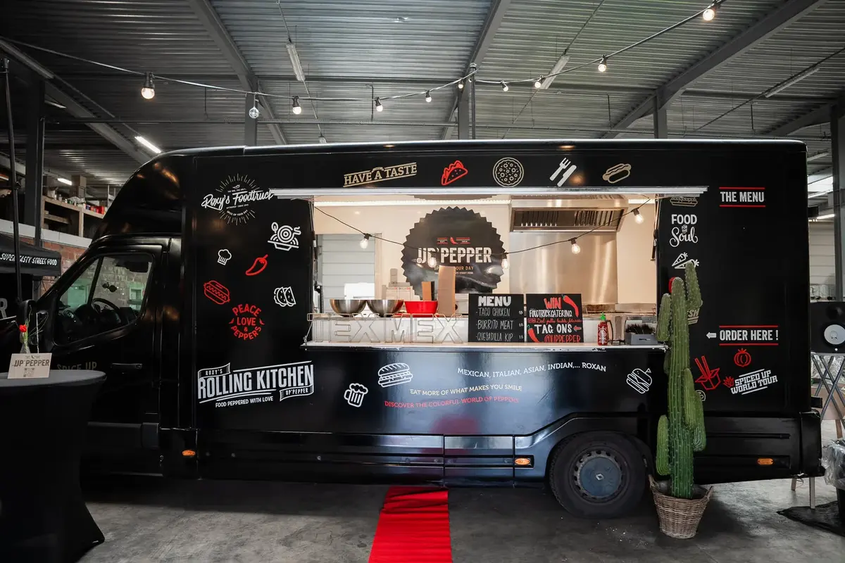 De zwarte foodtruck van Up’Pepper, te huur via Feestkarhuren.nl
