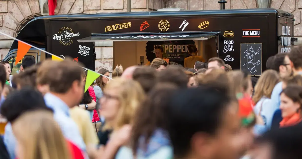 Gasten aan de foodtruck