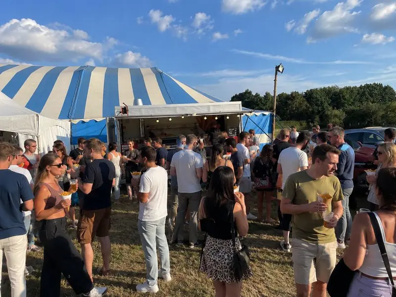 Urban Foodtruck Friettruck, frietfoodtruck uit Limburg (NL), te huur via Feestkarhuren.nl