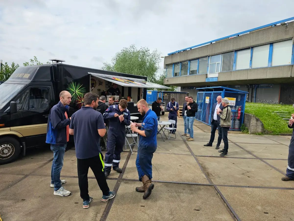 De snackkar van Van Rixoort Patat met gasten, te huur via Feestkarhuren.nl