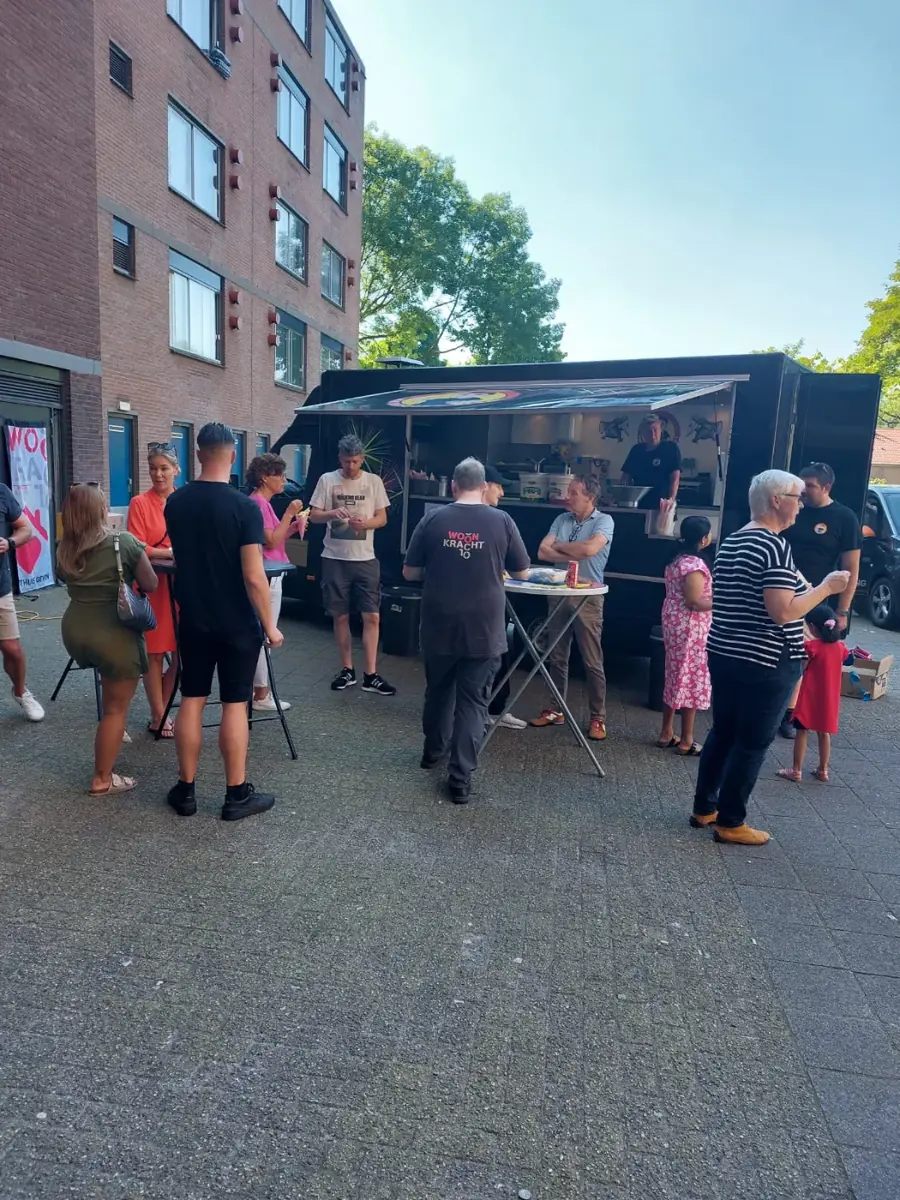 De snackkar ’s avonds met gasten