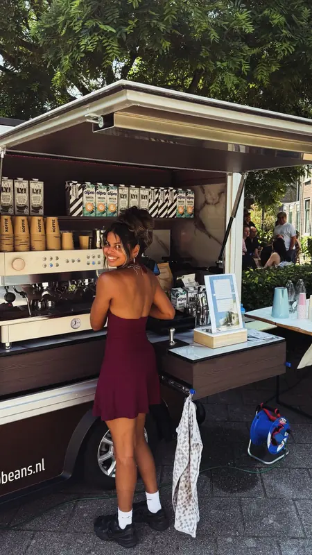 Velluto Beans, koffiebar op wielen uit Groningen, te huur via Feestkarhuren.nl