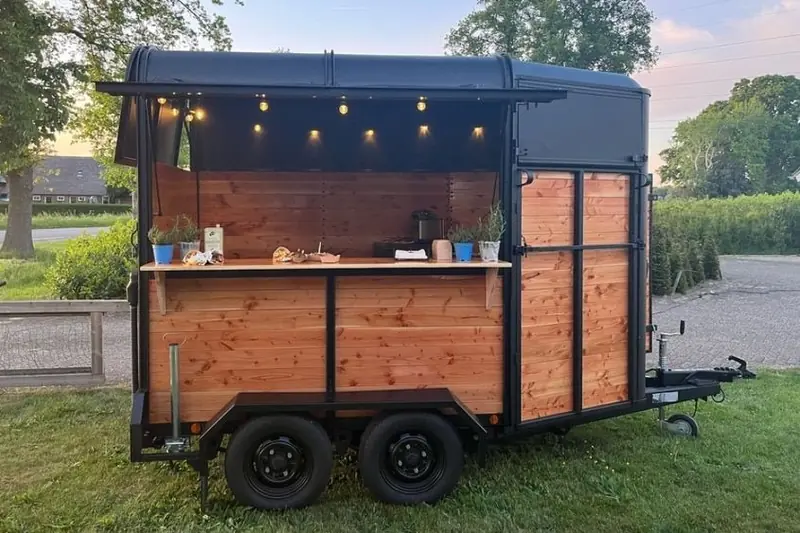 Veluwse Partyverhuur, frietfoodtruck uit Gelderland, te huur via Feestkarhuren.nl