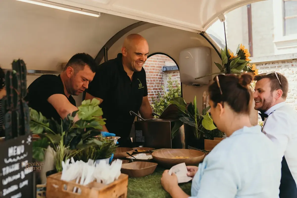 Verde serveert aan de gasten