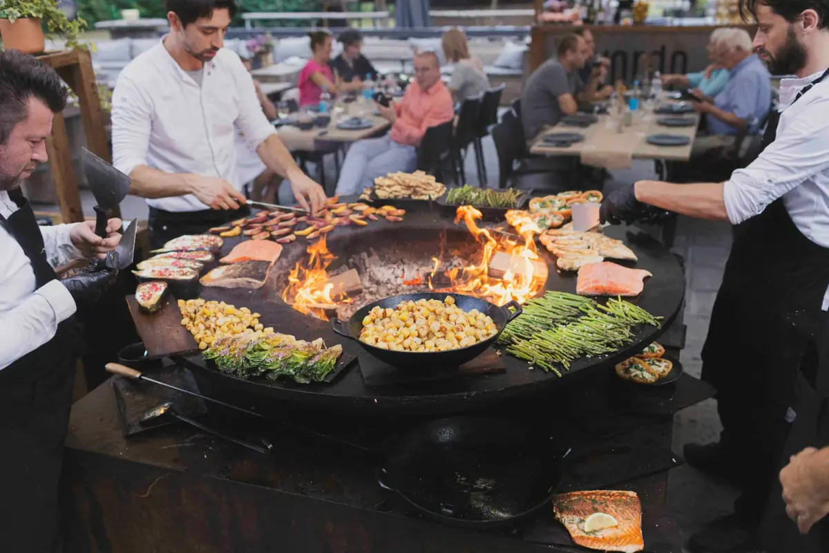 Gasten rond de Ofyr-grill