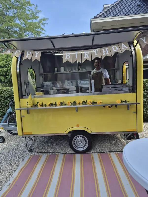 Verdraaidlekker, foodtruck voor zoete lekkernijen uit Zuid-Holland, te huur via Feestkarhuren.nl