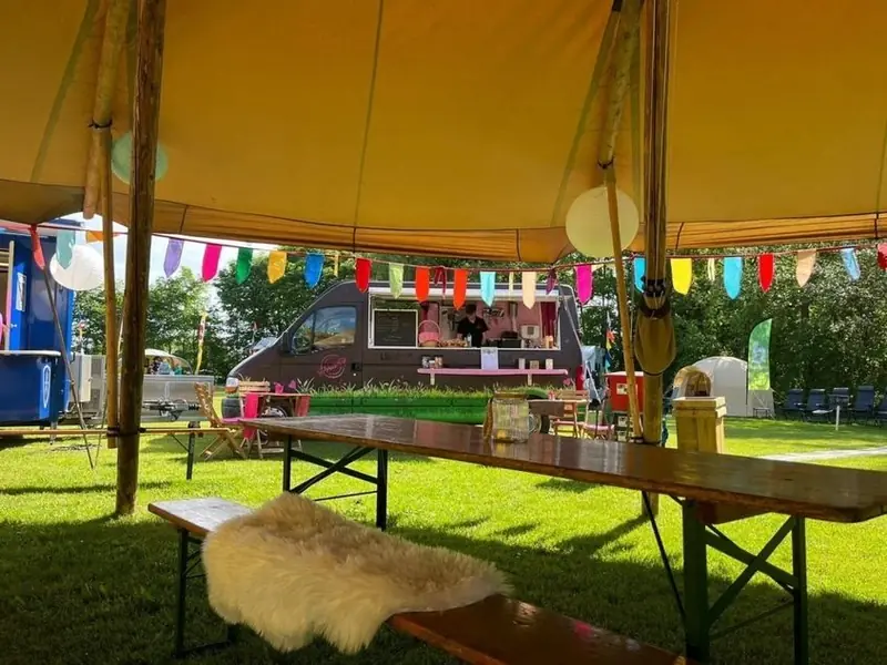 VerTruckelijk, DJ-booth op wielen uit Flevoland, te huur via Feestkarhuren.nl